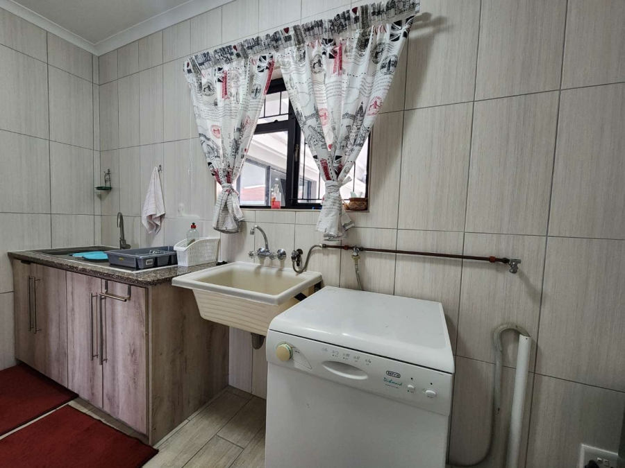 5 Bedroom Property for Sale in Fraaiuitsig Western Cape